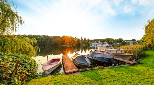 550 qm Wassergrundstück mit erstklassigem Altbau mit ca. 130 qm Wohnfläche mit Wasserblick