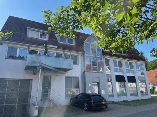 Moderne, lichtdurchflutete Dachgeschosswohnung mit großzügiger Loggia