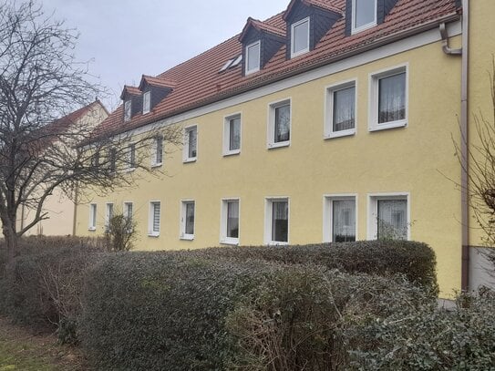 Helle Zwei-Raum-Wohnung mit Einbauküche und Pkw-Stellplatz in Tröglitz