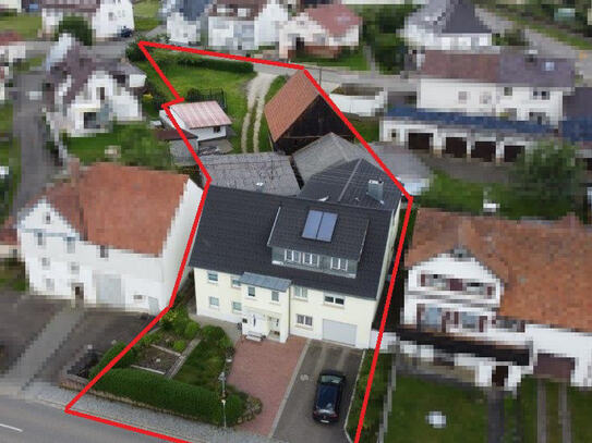 Zweifamilienhaus mit viel Platz und großem Grundstück mit Nebengebäuden in Irndorf