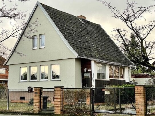 Biesdorf Nord: Einfamilienhaus mit Vollkeller zur Modernisierung, 5 Zi., Baujahr 1974