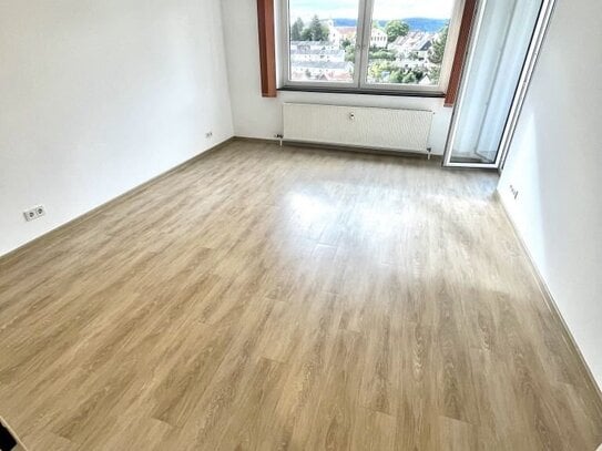 Neu renovierte 2 ZKB-Mietwohnung mit Balkon im Stadtgebiet "Roter Flur" zu vermieten!