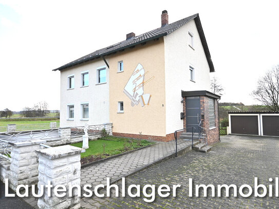 Mehrfamilienhaus (3 Wohneinheiten) mit 2 Garagen und großem Grundstück in Ortsrandlage, Nähe Vilseck