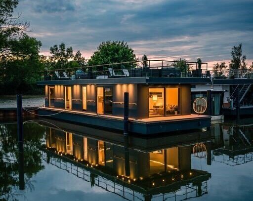 LUXUS Hausboot - 3 Etagen - 100m² Wohnen + 120 m² SONNENTERRASSE - Kamin, Kino, komplett individuell