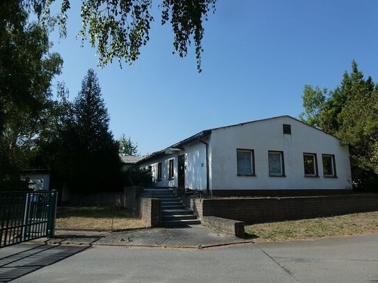 "REUSSISCHES NIZZA" wird Pohlitz genannt! Massives Gebäude/Bungalowstil Bj.1985, teilmodern., ca.370m² Nfl-zur flexible…