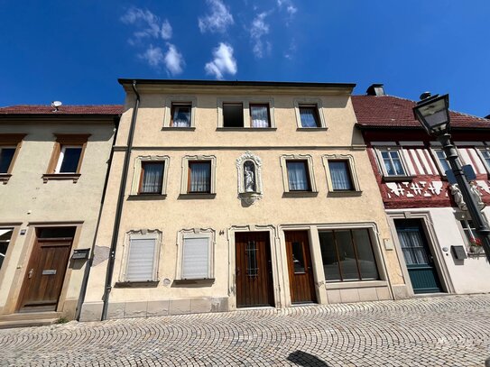 Charmantes, denkmalgeschütztes Stadthaus mit blickgeschütztem Innenhof + vielseitig nutzbarem Nebengebäude mit Dachterr…