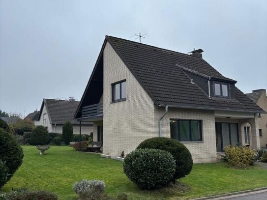 Frisch saniertes Einfamilienhaus mit Garten und Garage zu vermieten