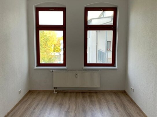 Gemütliche 3-Zimmer mit Laminat, Wanne und neuer Einbauküche in zentraler Lage!