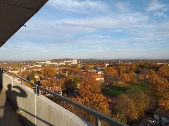 Am Luitpoldhain: herrliche 3-Zimmerwohnung, bodentiefe Panorama-Fenster, toller Fernblick, Einbauküche, umlaufender Eck…