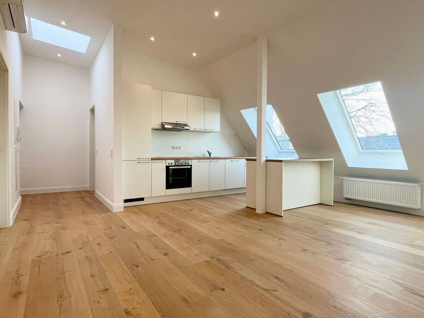 3-Zimmer-Wohnung | Dachgeschoss | Klimaanlage | EBK inkl. | sanierter Altbau | Modernes Tageslichtbad - Photo 1