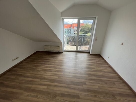 3 Raum Dachgeschoss Wohnung über 2 Ebenen mit 2xBalkon / Wanne / Dusche und PKW-Stellplatz in der Rosa-Luxemburg-Straße…