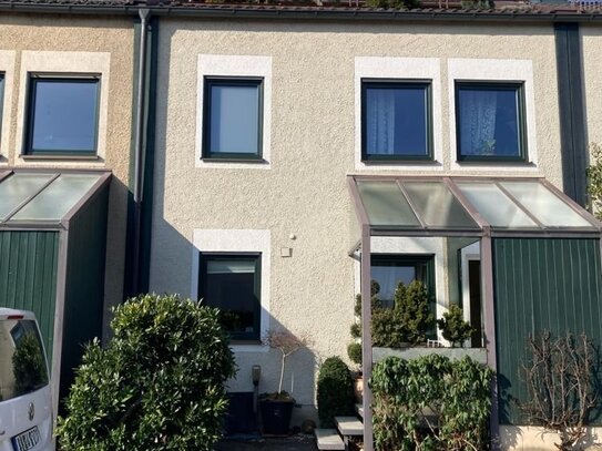 KNIPFER IMMOBILIEN - TOP-LAGE in Leitershofen - Reihenhaus mit kleinem Garten und Dachterrasse