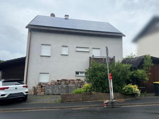 Sanierungsbedürftiges Einfamilienhaus in Hanglage mit Garage und Abstellplatz in Schlüchtern-Hutten