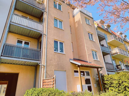 2-Raumwohnung mit Balkon und Tiefgaragen-Stellplatz in Pieschen sucht neues Leben!