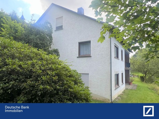 Schmitten, Oberreifenberg: 7 Zi.-Zweifamilienhaus mit viel Potential - Mitten im Grünen