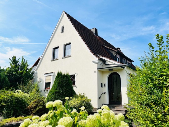 Gepflegtes Ein- bis Zweifam.-Wohnhaus mit Garage und hübschem Garten, viel Platz: 7 Zimmer, Küche, 2 Bäder/WC, Grund 62…