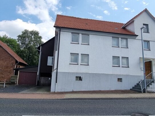 Schönes altes Bauernhaus mit Scheune und Nebengebäuden