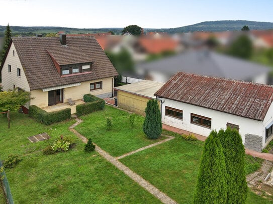 TOP Preis - Haus mit großer Garage und potentieller Baufläche im Garten.