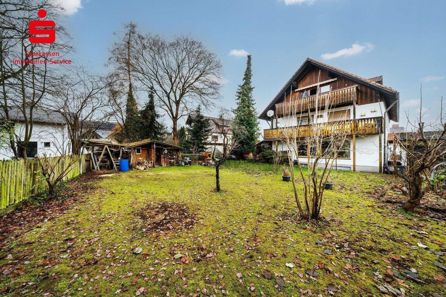 Bezugsfrei! Große 3-Zi.-DG-Whg. mit Südbalkon, Kachelofen und eigenem Gartenanteil, inkl. Garage