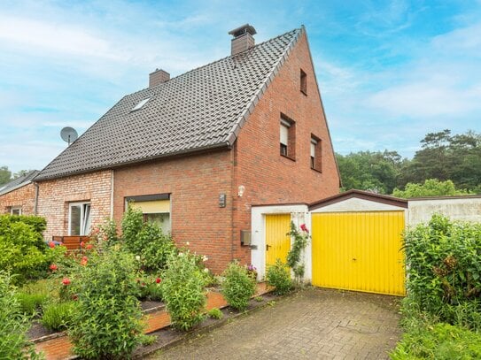 Gemütliche Doppelhaushälfte mit Garten und Garage.