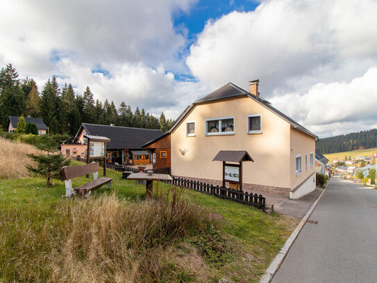 Einfamilienhaus mit 2 Einliegerwohnungen und 2 Ferienhäusern in Carlsfeld