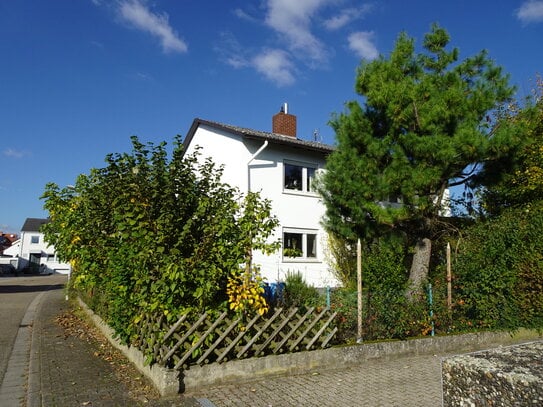 Freistehendes Einfamilienhaus mit Garten und Garage