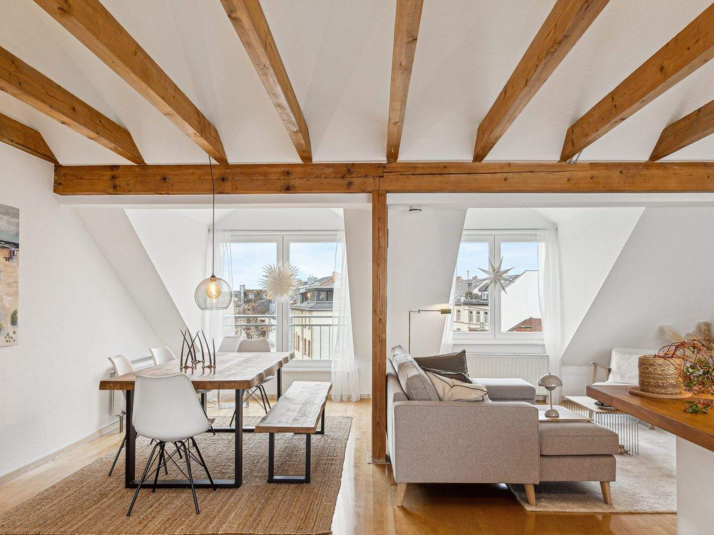 Licht, Stil, Skyline-Blick: Exklusive 3-Zimmer-Dachgeschosswohnung im Frankfurter Nordend