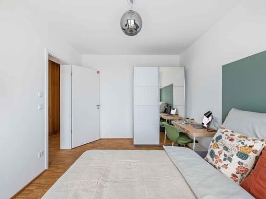 Helles Zimmer mit großem Balkon in einem Coliving-Apartment in München