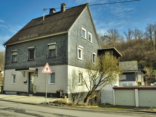 Wohnhaus mit 2-3 Wohnungen in beliebter ländlicher Lage in Siegen-OT, 3 Garagen, 2 Stellpl., Garten