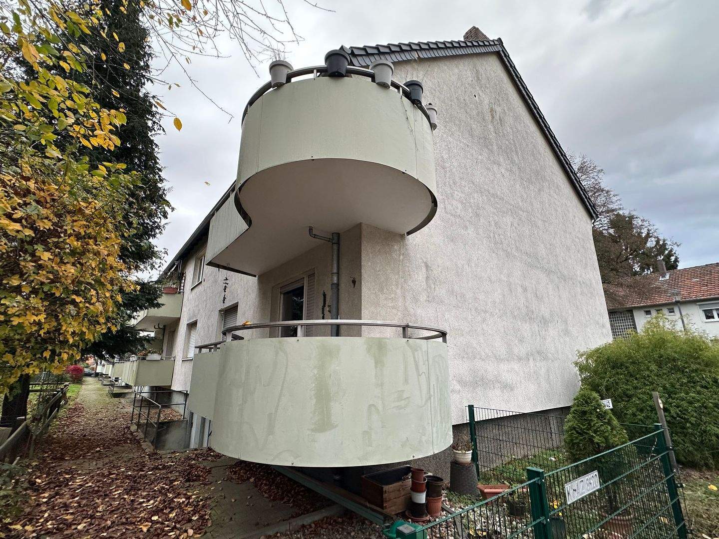 ***BEZUGSFREI*** Wohnung trifft Hausgefühl – 2-Zimmer mit Balkon & eigenem rd. 100 m² Garten – Stellplatz inklusive!