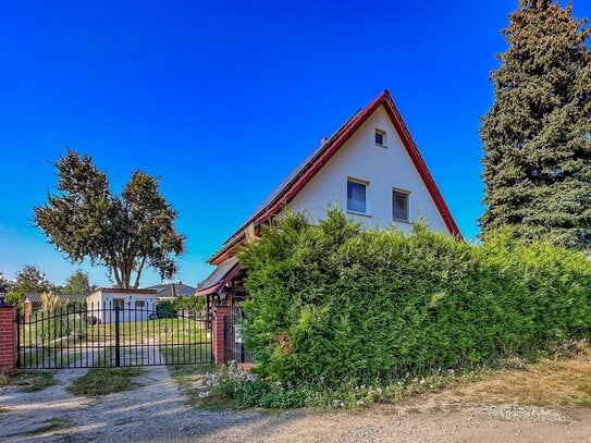 Mit Keller, Einbauküche, Kamin, Carport, großem Grundstück: Charmantes Einfamilienhaus in Rangsdorf