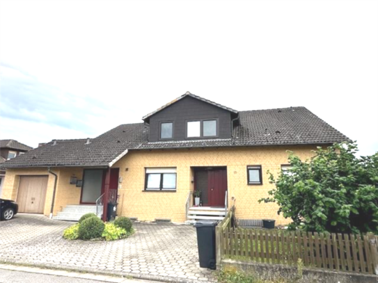 Mehrfamilienhaus mit 3 Wohnungen, zentrale Lage, Balkon, 1 Garage, Stellplätze *PV-Anlage*;