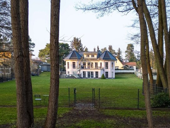 BEZUGSFREIE VILLA VOR DEN TOREN BERLINS