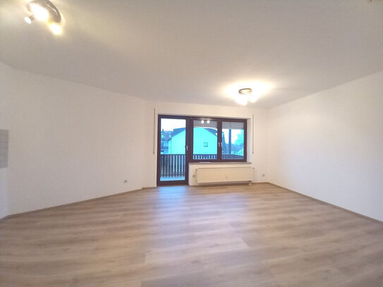 Helles, renoviertes Apartment mit Einbauküche, Balkon und Tiefgaragenstellplatz in gepflegter Wohnanlage