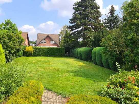 Doppelhaushälfte mit großem Grundstück und Doppelgarage in Tönisvorst ca. 35 qm Anbau möglich