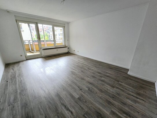 Helle 2 Zimmer Wohnung mit EBK und Balkon in Nürnberg/Nibelungen