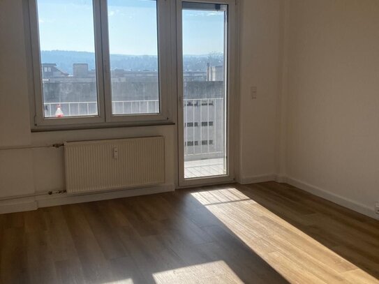 Lichtdurchflutende 4 Zimmer Wohnung mit Balkon