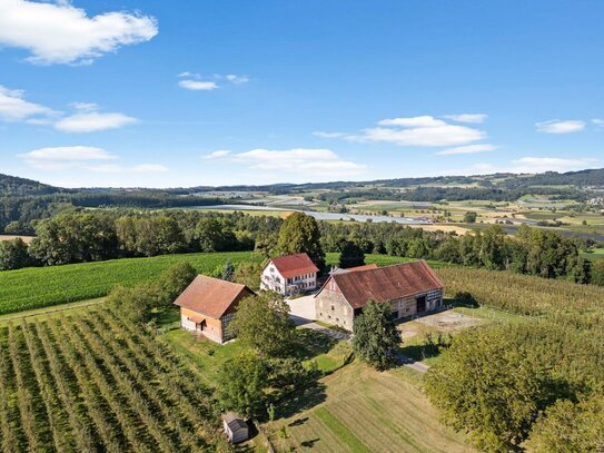 Einzigartiger arrondierter Hof in seenaher Lage