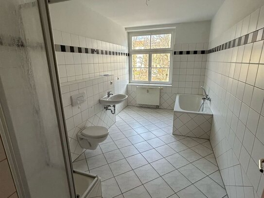 Große 3-Zimmer mit Wanne, Dusche, AR, neuem Laminat und Balkon in ruhiger Lage!