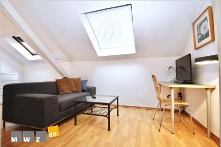 Bilk/ Nähe Hafen: Ruhiges Dachgeschoßapartment mit Dachschrägen in einem sanierten Altbau.