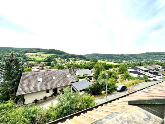 RESERVIERT! Unverbaubarer Panoramablick! Großzügige 4-Zimmer-Wohnung im Dachgeschoss vor den Toren Kulmbachs