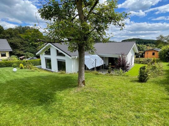 Attraktiver Neubau-Winkelbungalow, in der Nähe von Hachenburg.