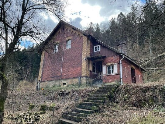 Ehemaliges Bahnwärterhäuschen am Elbradweg mit Blick in die Sächsische Schweiz