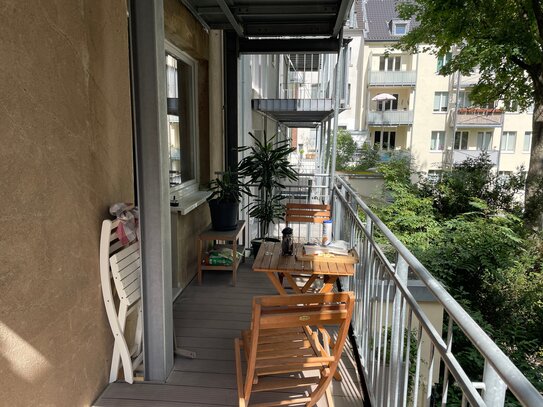 Furnished / Möbliert 2-Zimmer-Wohnung mit Balkon und Wannenbad mit Fenster