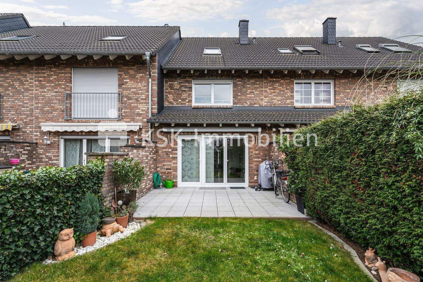 Wohnen in Rhein Nähe: Modernes Reihenhaus mit Terrasse und Garten