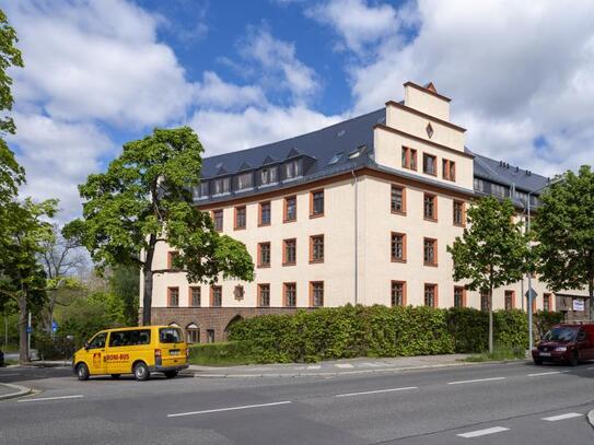 Wunderschöne Dachgeschosswohnung im denkmalgeschützten Altbau mit Fußbodenheizung und Loggia!