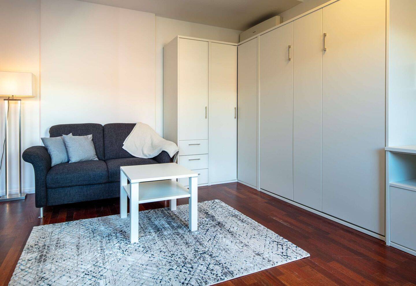 Möblierte Dachgeschosswohnung mit Fahrstuhl mitten in der Hauptstadt - Foto 1