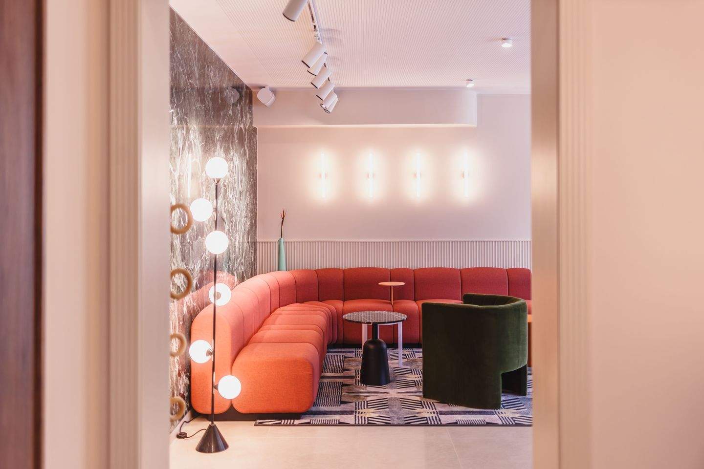 Serviced Studio Apartment with Large Single Bed and Groundfloor Terrace - Foto 1