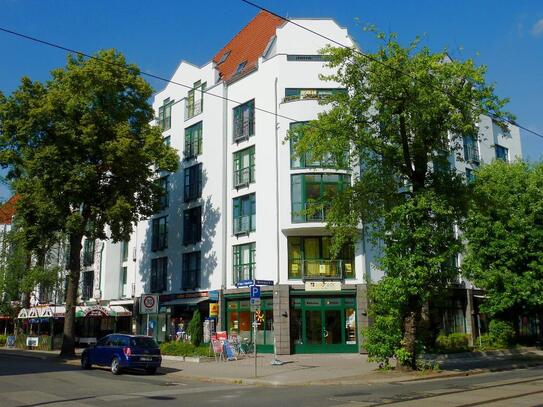 Sehr schöne Zwei-Zimmer-Wohnung mit EBK, Dachterrasse und Balkon