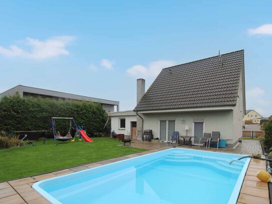 Home sweet home: Einfamilienhaus mit Garten, PV-Anlage, Pool und Garage